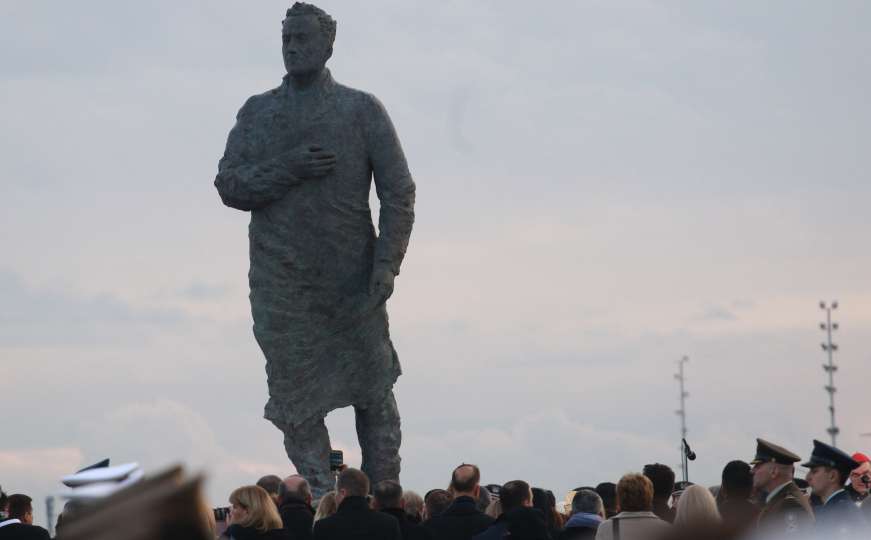 Nekoliko stotina ljudi na otkrivanju spomenika Franji Tuđmanu